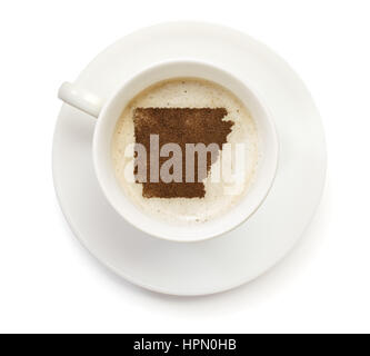 Eine Tasse Kaffee mit Schaum und Pulver in Form von Arkansas. (Serie) Stockfoto
