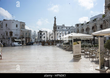 Ostuni vertikalen Platz Ostuni quadratische Touristen Ostuni schmale Seitenstraßen mit Touristen Ostuni bestimmten quadratischen Touristen Stockfoto