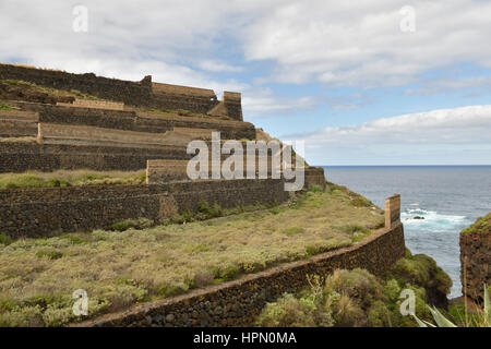 Landwirtschaftlichen Terrassen gebaut mit Lava-Stein mit Meer und blauer Himmel im Hintergrund, Bild von Puerto De La Cruz-Teneriffa-Spanien. Stockfoto
