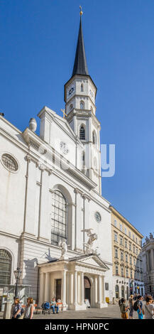 Österreich, Wien, 1. Bezirk, Blick auf romanischen Michaelerkirche (Michaeliskirche) am Michaelerplatz gegenüber der Wiener Hofburg Stockfoto