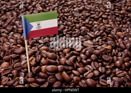 Flagge Äquatorialguineas kleben in geröstete Kaffeebohnen. (Serie) Stockfoto