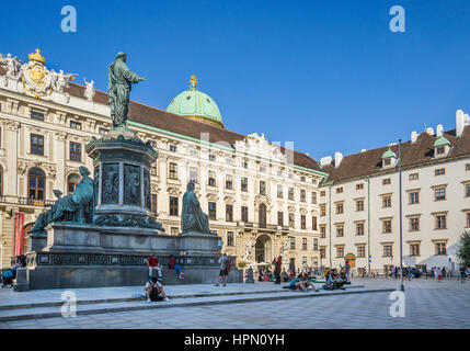 Österreich, Wien, Hofburg, Denkmal Kaiser Francis am internen Burgplatz vor dem Hintergrund der Reichskanzleitrakt Stockfoto