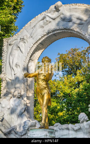 Österreich, Wien, Stadtpark (Stadtpark), die Giled Bronze-Denkmal von Johann Strauß II mit Marmorrelief Stockfoto