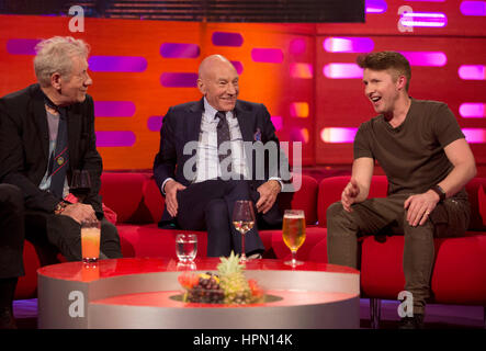 (links nach rechts) Sir Ian McKellen, Patrick Stewart und James Blunt während der Dreharbeiten der Graham Norton Show in den Londoner Studios. Stockfoto