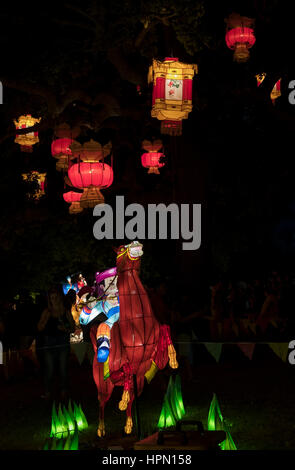 Reiter und Laternen auf einem Baum während des Auckland Lantern Festivals Stockfoto