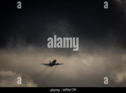 Ein Flugzeug startet vom Flughafen Leeds Bradford in schwere Wolke wie Flüge abgesagt wurden und Pendler, dass sie Verzögerungen konfrontiert gewarnt wurden, nachdem Sturm Doris fast 90 km/h auf dem Weg zum Teig Großbritannien erreicht. Stockfoto