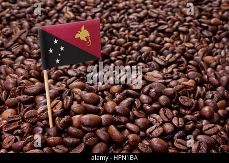 Flagge von Papua-Neu-Guinea in stecken geröstete Kaffeebohnen. (Serie) Stockfoto