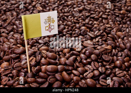 Flagge der Vatikanstadt kleben in geröstete Kaffeebohnen. (Serie) Stockfoto