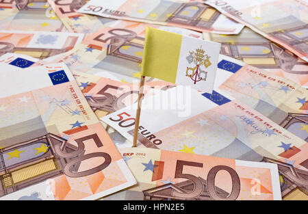 Flagge der Vatikanstadt in europäischen Banknoten zu stecken. (Serie) Stockfoto