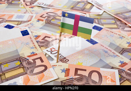 Flagge der Zentralafrikanischen Republik in europäischen Banknoten zu stecken. (Serie) Stockfoto