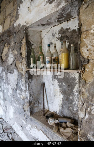 Posessions links in einem Haus im verlassenen Dorf der alten Theletra, Zypern Stockfoto