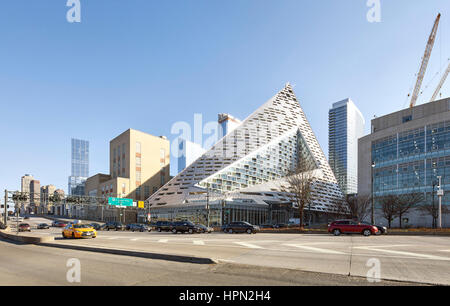 Blick über Joe DiMaggio Highway in Richtung 57th Street Ecke. VI› 57, New York, Vereinigte Staaten von Amerika. Architekt: BIG Bjarke Ingels Group, 2016. Stockfoto