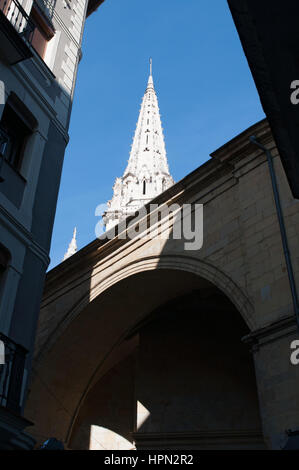 Bilbao, Baskenland, Spanien: Gassen und der Glockenturm der Kathedrale Basilica von Santiago, die katholische Kirche in der Altstadt Stockfoto