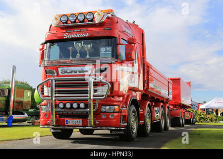 ALAHARMA, Finnland - 12. August 2016: Scania R620 Jahr 2014 LKW- und Kies-Anhängern der Maanrakennus Sivenius Oy auf dem Display auf dem jährlichen Drehgestell Stockfoto