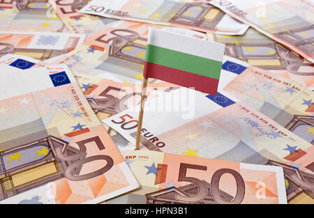 Flagge von Bulgarien in europäischen Banknoten zu stecken. (Serie) Stockfoto