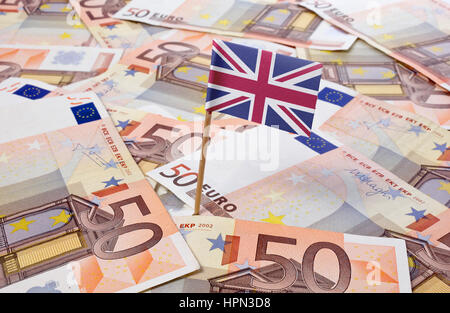 Flagge des Vereinigten Königreichs in europäischen Banknoten zu stecken. (Serie) Stockfoto