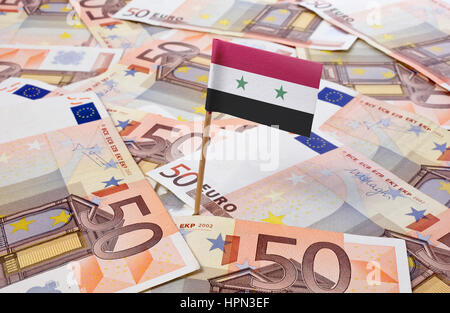 Flagge von Syrien in europäischen Banknoten zu stecken. (Serie) Stockfoto