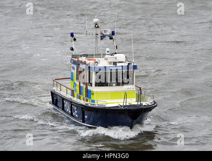 Stock Foto von einem Metropolitan Police Service, Marine-Polizei-Einheit (MPU) Boot auf der Themse im Zentrum von London. Stockfoto