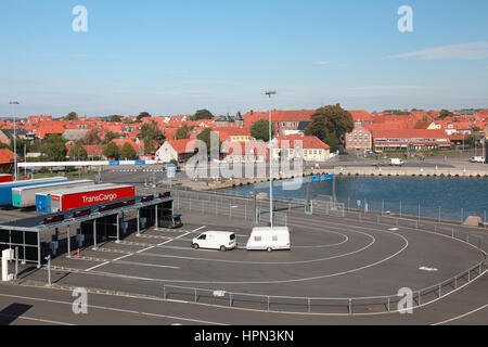 Parkplatz für das Fährterminal in Rønne, Bornholm, Dänemark. Stockfoto