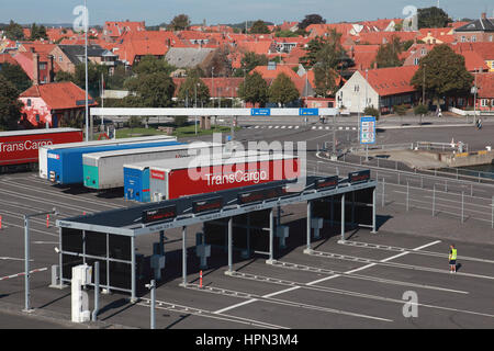 Parkplatz für das Fährterminal in Rønne, Bornholm, Dänemark. Stockfoto