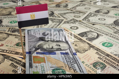 Flagge von Ägypten in einer Vielzahl von amerikanischen Banknoten zu stecken. (Serie) Stockfoto