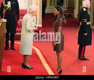 Schauspielerin Naomie Harris erfolgt ein Officer of the Order of the British Empire (OBE) durch Königin Elizabeth II. im Buckingham Palace. Stockfoto