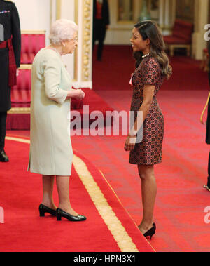 Schauspielerin Naomie Harris erfolgt ein Officer of the Order of the British Empire (OBE) durch Königin Elizabeth II. im Buckingham Palace. Stockfoto