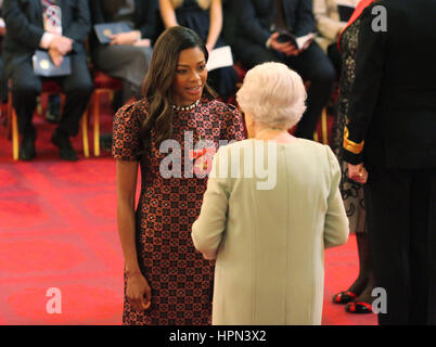 Schauspielerin Naomie Harris erfolgt ein Officer of the Order of the British Empire (OBE) durch Königin Elizabeth II. im Buckingham Palace. Stockfoto