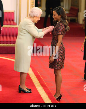 Schauspielerin Naomie Harris erfolgt ein Officer of the Order of the British Empire (OBE) durch Königin Elizabeth II. im Buckingham Palace. Stockfoto