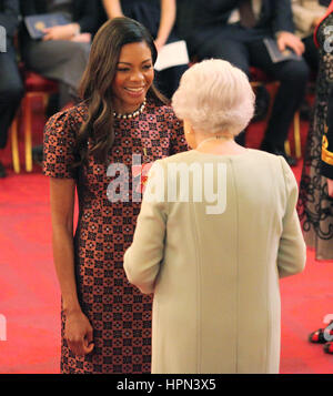 Schauspielerin Naomie Harris erfolgt ein Officer of the Order of the British Empire (OBE) durch Königin Elizabeth II. im Buckingham Palace. Stockfoto