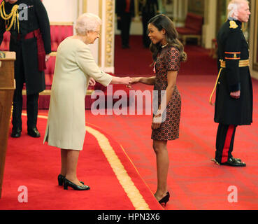 Schauspielerin Naomie Harris erfolgt ein Officer of the Order of the British Empire (OBE) durch Königin Elizabeth II. im Buckingham Palace. Stockfoto