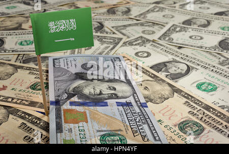 Flagge von Saudi-Arabien in einer Vielzahl von amerikanischen Banknoten zu stecken. (Serie) Stockfoto