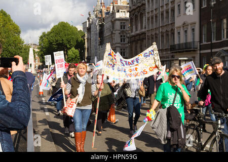 London, Großbritannien. 17. Oktober 2013. Tausende Lehrer von der Mutter und die nasuwt März durch London aus Protest über die Veränderungen bei den Renten und Löhne. Stockfoto