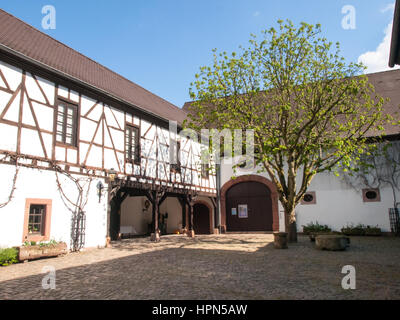 Kaiserslautern, Deutschland - 18. April 2015: Theodor-Zink-Museum, Garten im Inneren des Museums mit alten Wagen als einen Leichenwagen. Das Haus ist verputzt und Stockfoto
