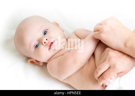 Süß lächelnden Baby Gymnastik Praxis Stockfoto