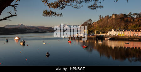 Portree Hafen mit Hintergrund der Cullins, Isle Of Skye, Schottland Stockfoto