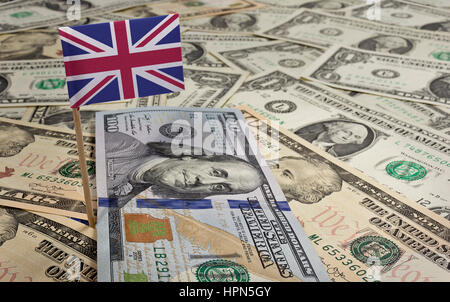 Flagge des Vereinigten Königreichs in einer Vielzahl von amerikanischen Banknoten zu stecken. (Serie) Stockfoto