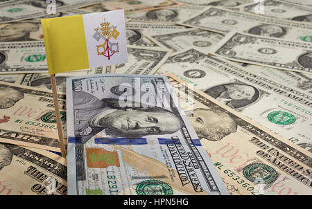 Flagge der Vatikanstadt in einer Vielzahl von amerikanischen Banknoten zu stecken. (Serie) Stockfoto