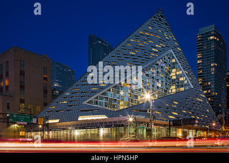 Westen 57 ST NYC - ein Blick auf die Pyramide Form moderner Gebäude bei 625 West 57th Street in Midtown Manhattan, New York City. Stockfoto