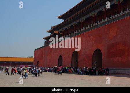 Touristen sammeln vor dem Tor zur Verbotenen Stadt in Peking, China bild mit Kopie Raum im Querformat. Stockfoto