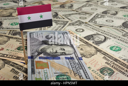 Flagge von Syrien in einer Vielzahl von amerikanischen Banknoten zu stecken. (Serie) Stockfoto