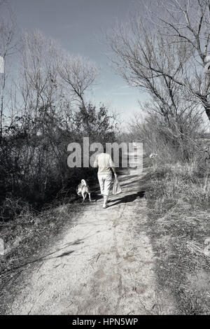 Fuß nach Hause, zusammen mit Ihrem Hund mit Platz für Ihren Typ. Stockfoto