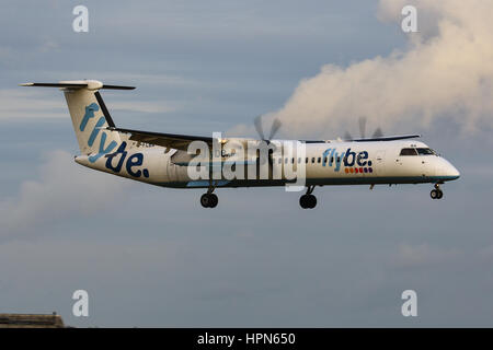 Bombardier Dash-8 Q400 Flybe Landung am Flughafen Southampton Stockfoto