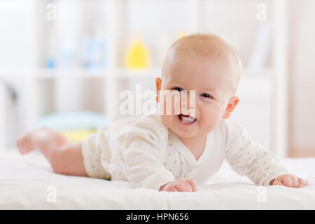 Schöne Baby ist im Bett liegend. Stockfoto