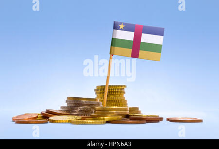 Flagge der Zentralafrikanischen Republik in einem gemischten Stapel von europäischen Münzen und einen blauen Hintergrund. (Serie) Stockfoto