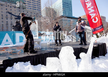 Eis-Carving-Demonstration in Ottawa, Ontario, Kanada, Capital City of Canada im Winter Winterlude 2017 Kanada 150 fest, Stockfoto