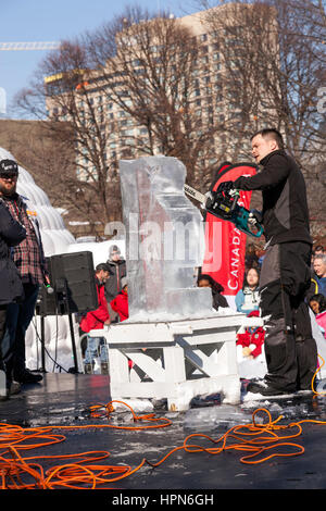 Eis-Carving-Demonstration in Ottawa, Ontario, Kanada, Capital City of Canada im Winter Winterlude 2017 Kanada 150 fest, Stockfoto