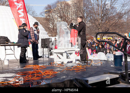 Eis-Carving-Demonstration in Ottawa, Ontario, Kanada, Capital City of Canada im Winter Winterlude 2017 Kanada 150 fest, Stockfoto