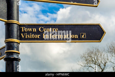 Ortsschild Zentrum und Besucher Informationen Posten im Markt Stadt Thirsk, North Yorkshire, UK. Stockfoto