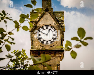 Uhrturm im Zentrum Marktplatz, Thirsk, North Yorkshire, UK. Stockfoto